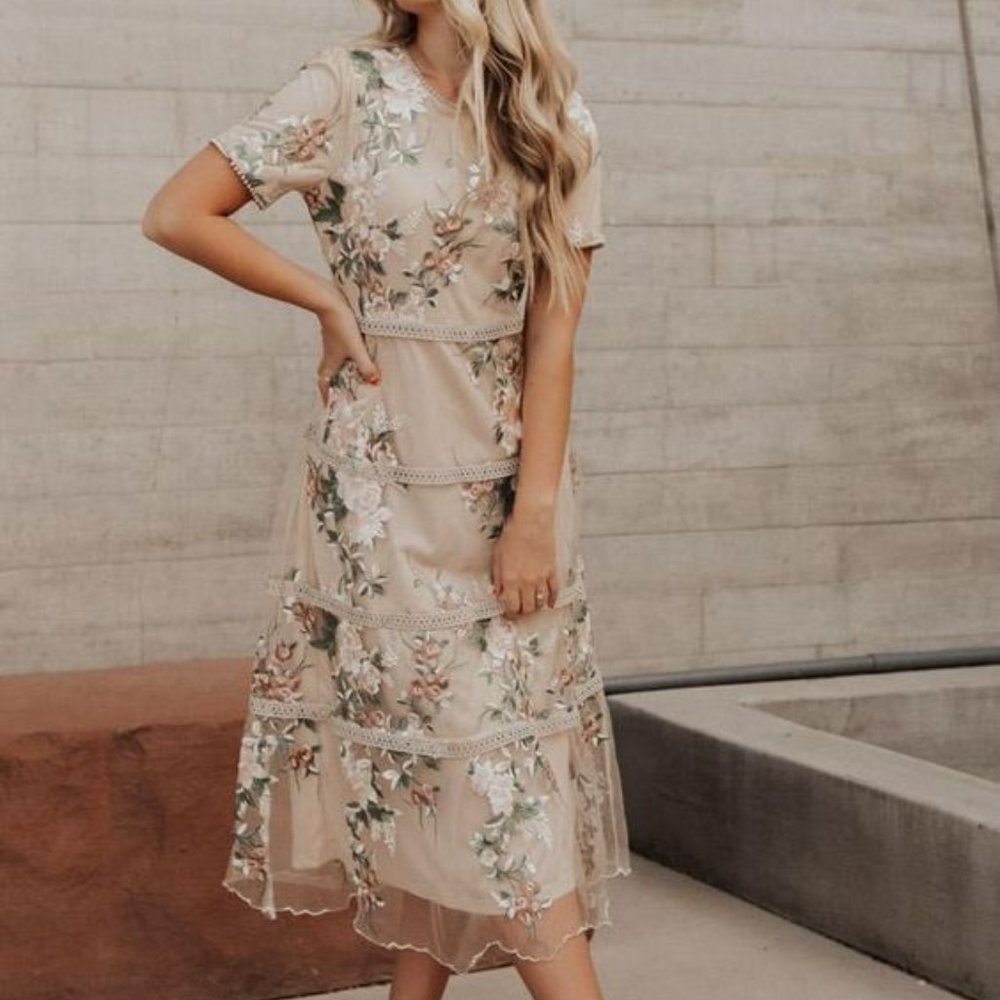 NWOT Elsie Floral Midi Böhme Embroidered Dress